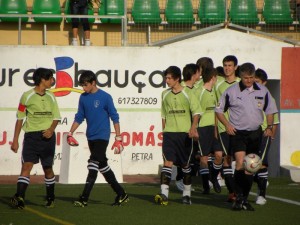 El Colegiado saliendo al campo con los equipos