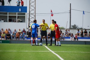 El trío arbitral con los colegiados del encuentro Foto Nousetun comunicació