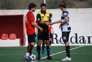 El colegiado con los capitanes del encuentro