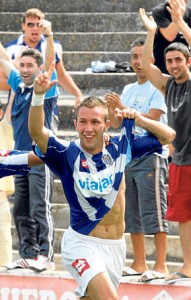 Edu celebra el primer tanto ante la algarabía de su afición.  Foto: M. Mielniezuk 