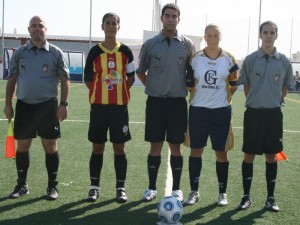 El trio arbitral con las capitanas del partido