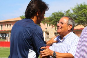 Gines Melendez saludando a Gustavo Siviero, en Son Bibiloni.