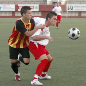 Los dos equipos se emplearon a fondo en el partido jugado ayer en Can Mises. MOISÉS COPA