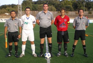 El trio arbitral con los capitanes del partido