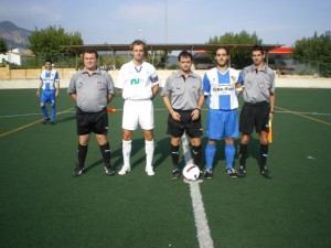 El trio arbitral con los capitanes del encuentro