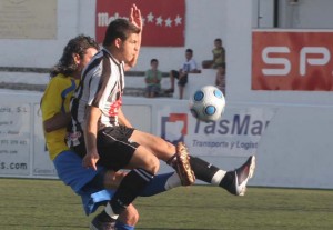 Jugada del partido entre el Alaior y el Independiente