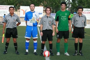 El trio arbitral del partido con los capitanes de ambos equipos