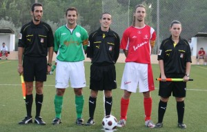 El trío arbitral con los capitanes del partido