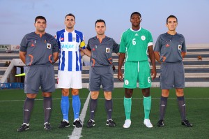 El trio arbitral con los capitanes del partido