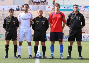 El colegiado del partido con los capitanes