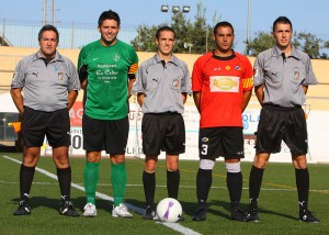 El trío arbitral con los capitanes del encuentro