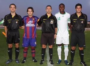 El trio arbitral con los capitanes del partido