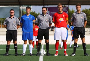 El trio arbitral con los capitanes del encuentro