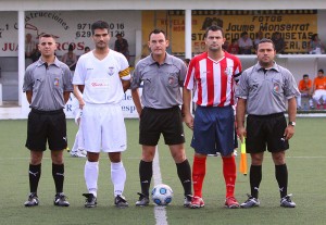 El trio arbitral con los capitanes del partido