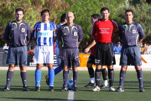 El trío arbitral con los capitanes del encuentro