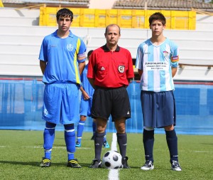 El colegiado con los capitanes del encuentro