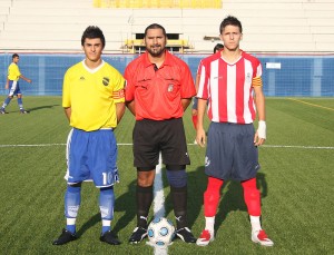 El colegiado con los capitanes del partido