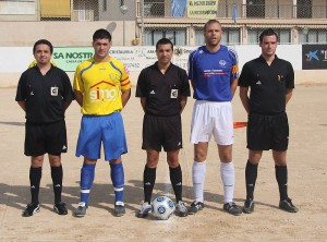 El trío arbitral con los capitanes del partido