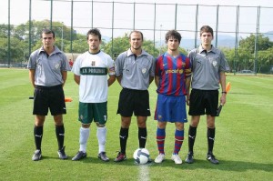 El trío arbitral con los capitanes del partido