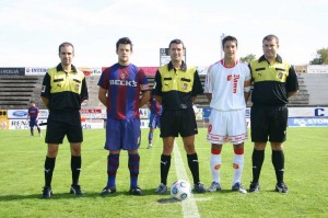 El trío arbitral con los capitanes del encuentro