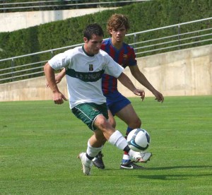 Pau Albertí defenciendo a un jugador del Poblense. Foto Sergio Sanz