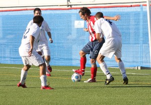 Jaime Mut rodeado por tres jugadores del Alaró