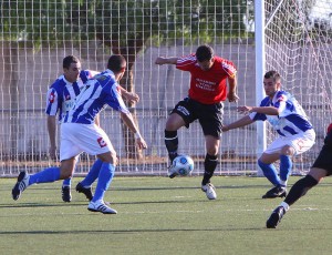 Jaime Vidal rodeado de contrarios, en el partido frente al At. Baleares