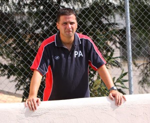 Pablo Asensio detras de la pared en el partido de Lloseta.