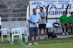 Nico López en el banquillo del Constancia frente a La Peña