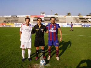 El Colegiado del encuentro con los capitanes del partido