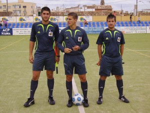 El trío arbitral del partido