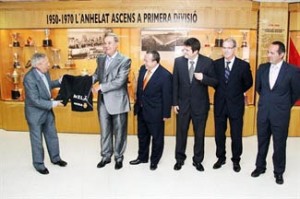 SOL MELIS MALLORCA Javier Martí Mingarro y Gabriel Escarrer muestran el pantalón con el logo de Sol Meliá