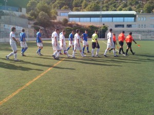 Salida al campo de los dos equipos