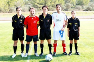 Trio Arbitral con los capitanes del partido