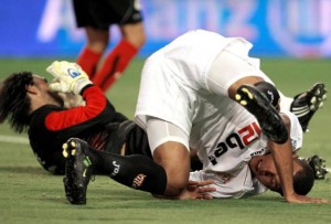 Aouate se queja del dolor tras su caída con el sevillista Luis Fabiano en el partido del martes.  Foto: Efe