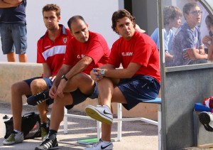 Miguel Ángel con sus técnicos en el banquillo de Santanyi. Foto O. Riera