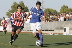 Carlos Fernández controla el balón ante la presión de un jugador del Mercadal el pasado sábado. VICENT MARÍ