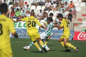Carlos Tomás, primero por la derecha, durante el partido frente al Córdoba.  LEVANTE DE CASTELLÓN 