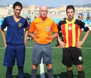 El colegiado con los capitanes del partido