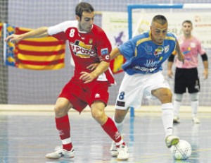 El pívot del Space Gasifred Clayton pugna por el balón con el murciano Barqueros en el encuentro jugado en el Poliesportiu Insular. MOISÉS COPA