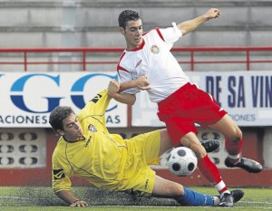 Nil, del Ibiza, recibe una entrada de un jugador rival.  M. COPA