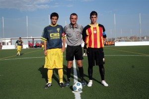 El colegiado del partido con los capitanes