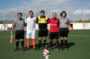 El trio arbitral con los capitanes del partido