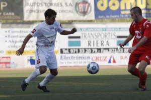 Nacho del Moral, con el balón en una acción de juego ante el Esporles. V.M.