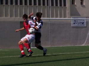 El delantero del Ibiza Nil Paniello (i), durante el primer partido de Liga ante el Pla de na Tesa. FOTOPREENS