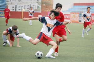 Un instante del partido que disputaron el Insular y el Sant Carles, que acabó en empate.  Luis Herrera