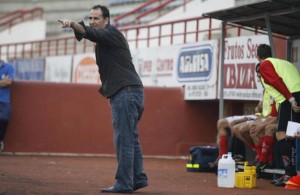 Sergio Tortosa dirigiendo un partido del Eivissa B disputado en el estadio municipal de Can Misses. JUAN A. RIERA