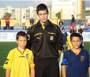 El colegiado del partido con los capitanes