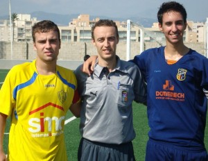 El colegiado con los capitanes del partido