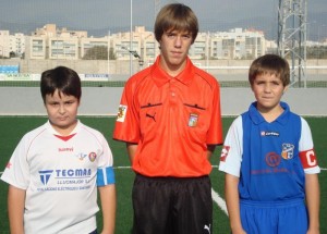 El colegiado con los capitanes del partido